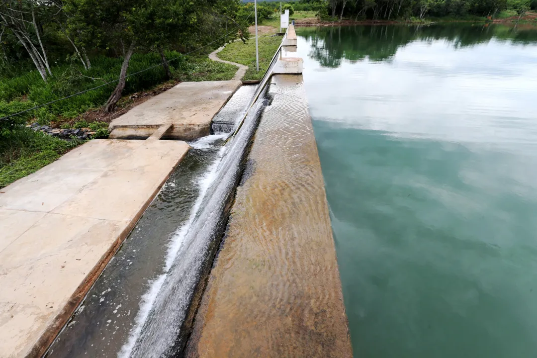 A recuperação da Barragem Cabaceira do Rio Utinga beneficia a população local com mais quantidade de água potável