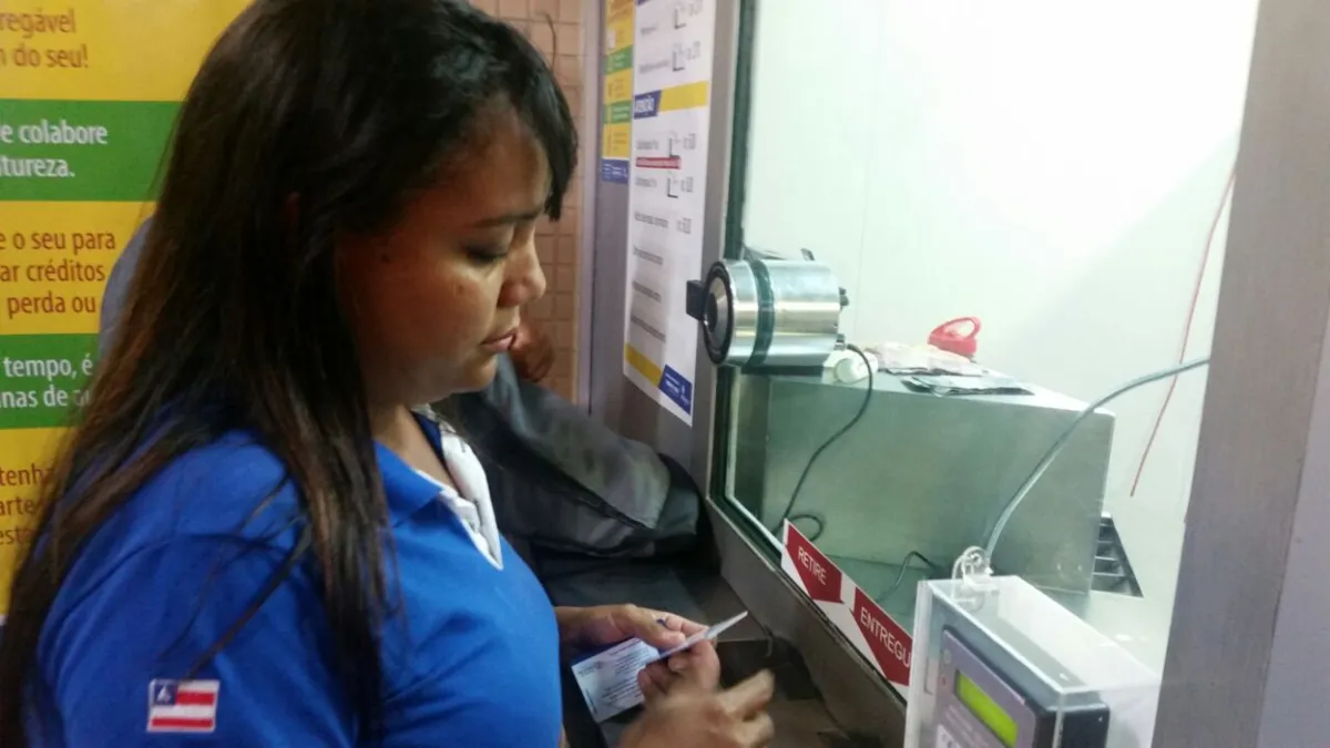 Andréa Neres reclama da cobrança do valor para novos cartões