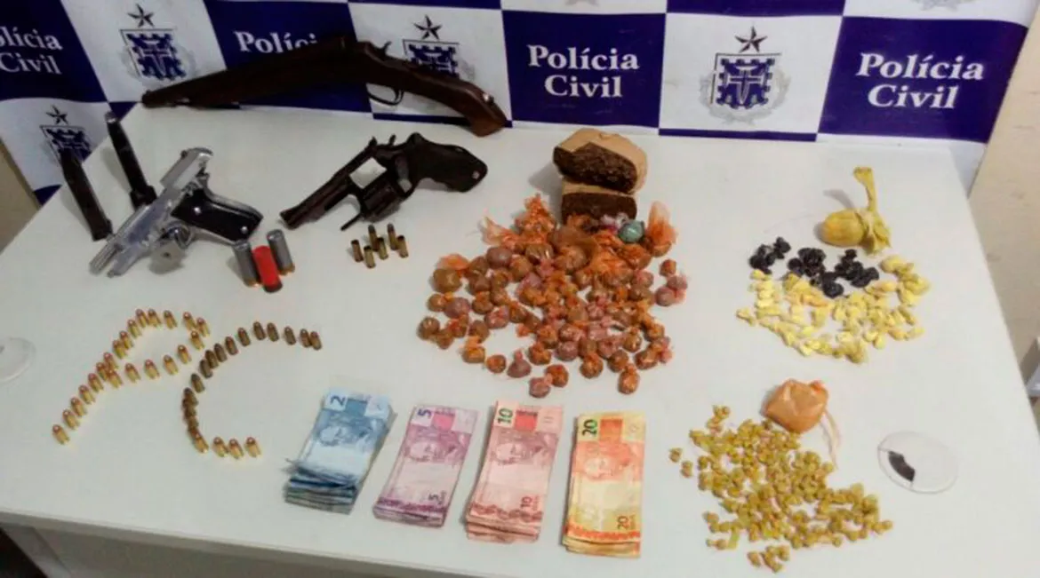 Armas e drogas foram apreendidos com os suspeitos