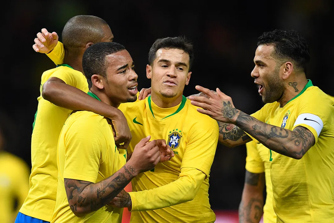 Jogadores da seleção comemoram com Gabriel Jesus, autor do gol
