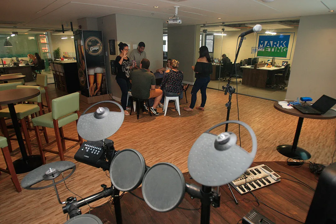Instrumentos musicais ajudam a tornar a editora Sanar um ambiente em que os funcionários trabalham e também se divertem