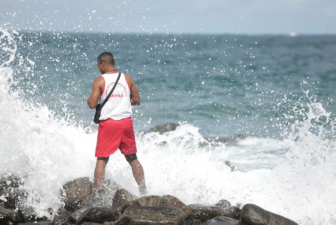 Fim do verão traz grandes ondas, vento forte, ressacas no mar e risco de afogamento