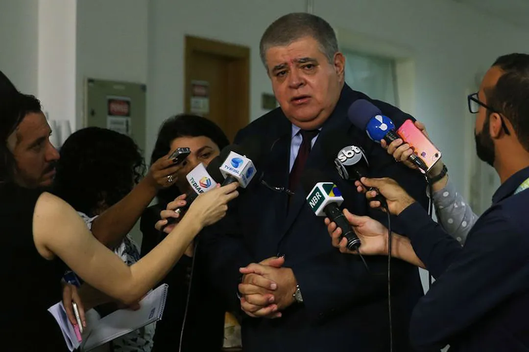 Ministro da Secretaria de Governo deve se licenciar do cargo para apresentar pessoalmente no Congresso representação contra o ministro do STF