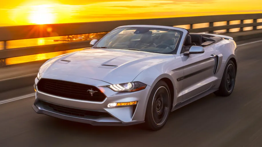 O modelo chega com duas versões personalizadas; fastback e conversível.