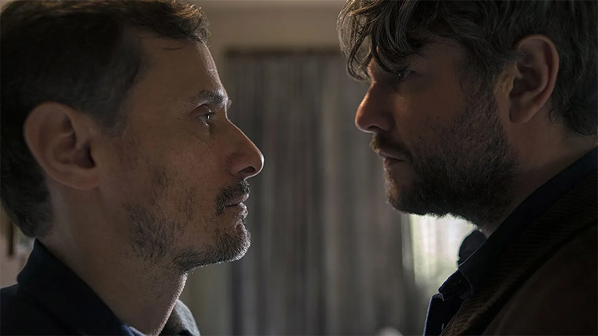 Os protagonistas Enrique Diaz e Selton Mello interpretam dois policias federais: o primeiro é corrupto e o outro tem valores éticos