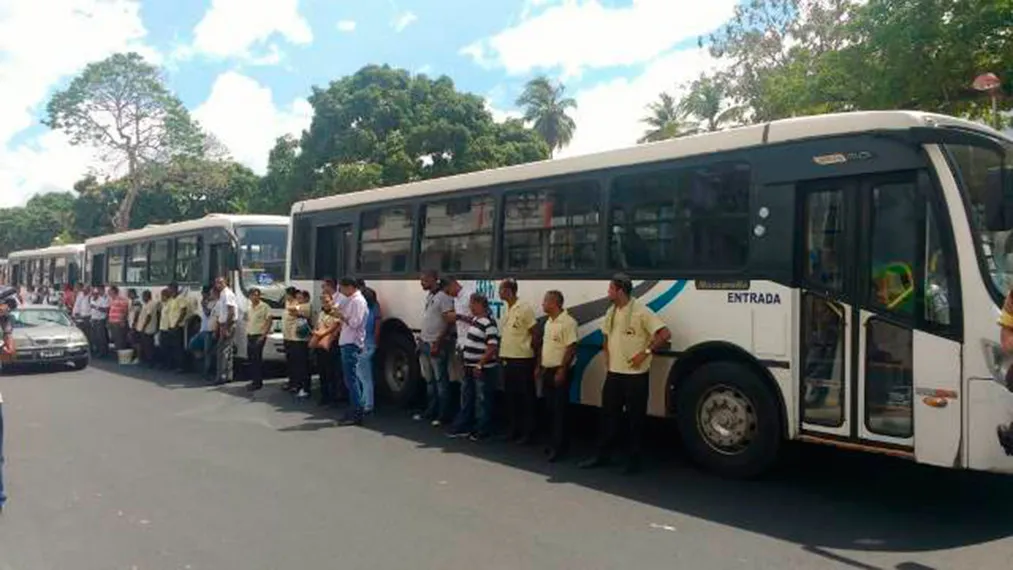 Trabalhadores realizaram manifestação no centro da cidade