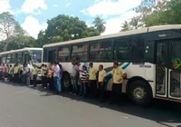 Rodoviários de Camaçari paralisam atividades e protestam contra demissões