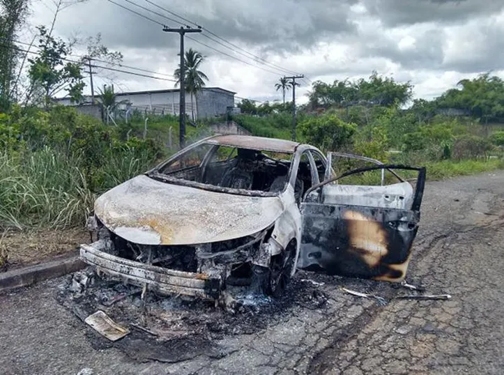 Imagem ilustrativa da imagem PM é assassinado e tem corpo queimado dentro de carro em Simões Filho