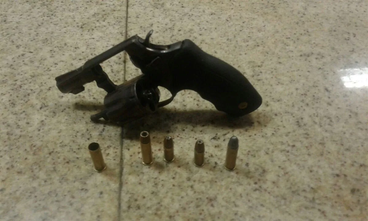 Revólver calibre 38 foi apreendido com suspeito