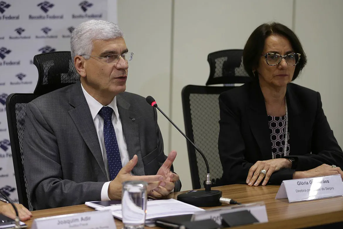 O secretário da Receita Federal, Jorge Rachid (à esq.), fala à imprensa sobre a entrega das declarações do IRPF 2018