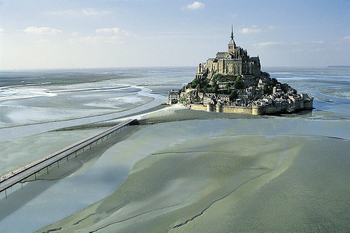 Saint Michel é formado por um castelo, um mosteiro e um vilarejo medieval