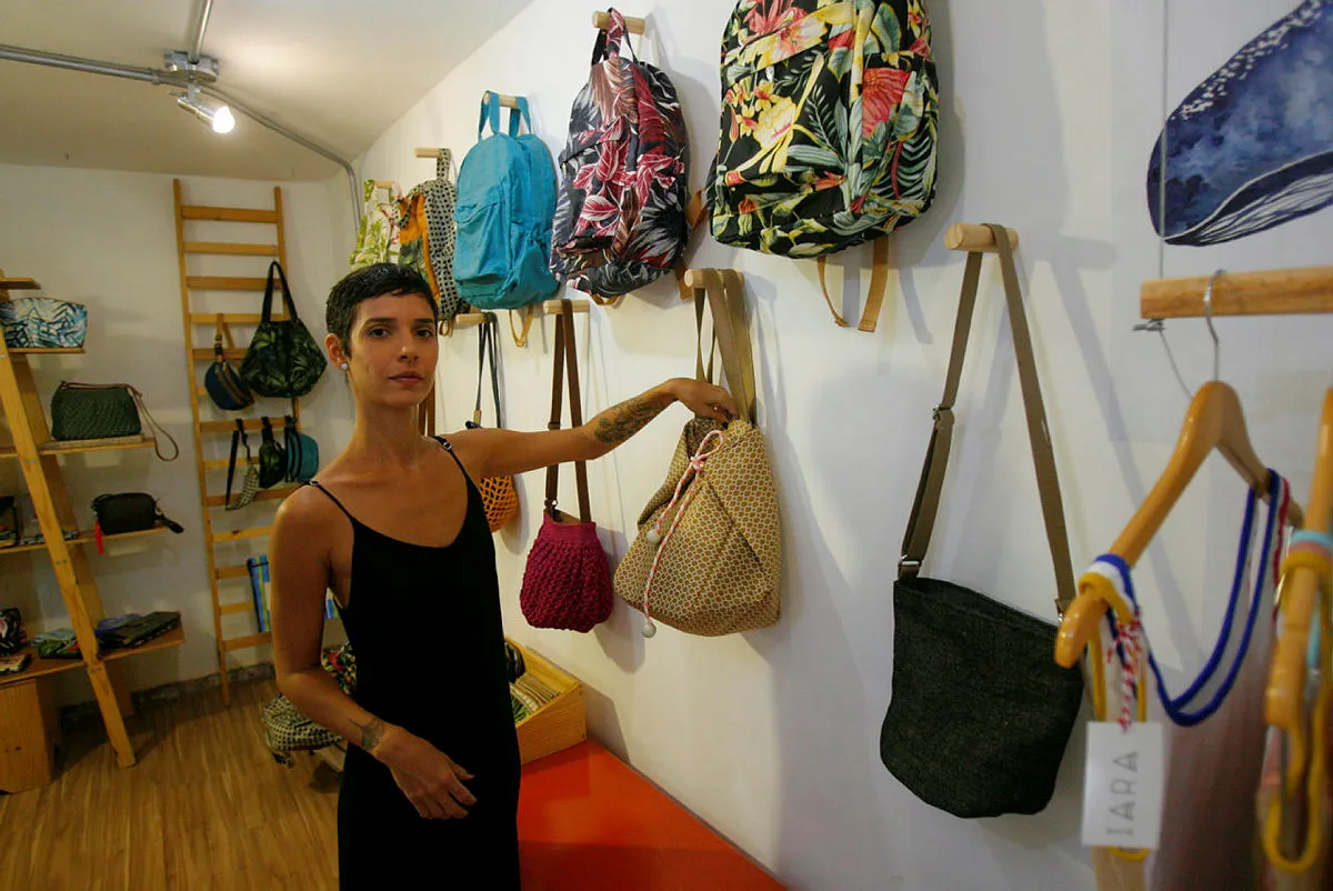 Cândida Specht criou marca de bolsas e acessórios e acompanha toda a produção