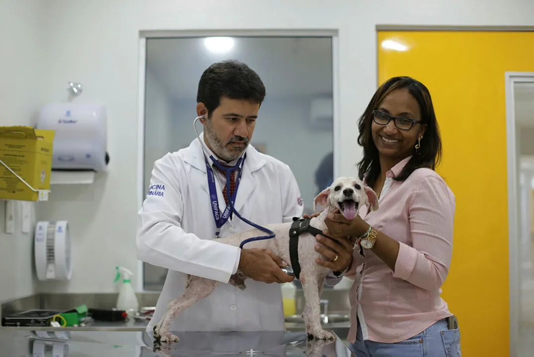 Anderson Fonseca e Simone Morais na clínica veterinária localizada na Boca do Rio