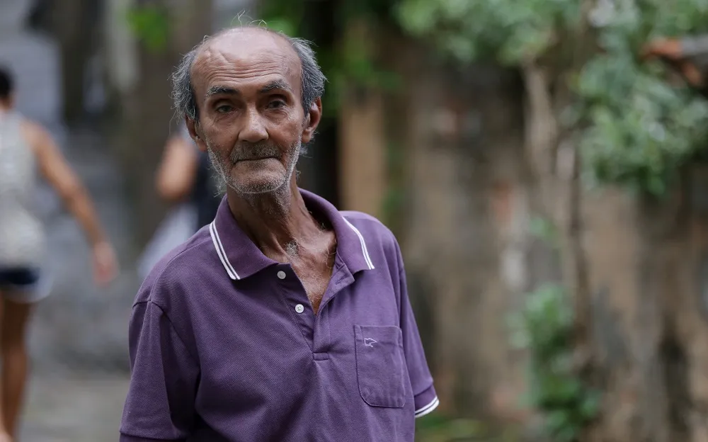 Aurelino vive numa casa humilde no bairro de Ondina, onde pinta há mais de 50 anos