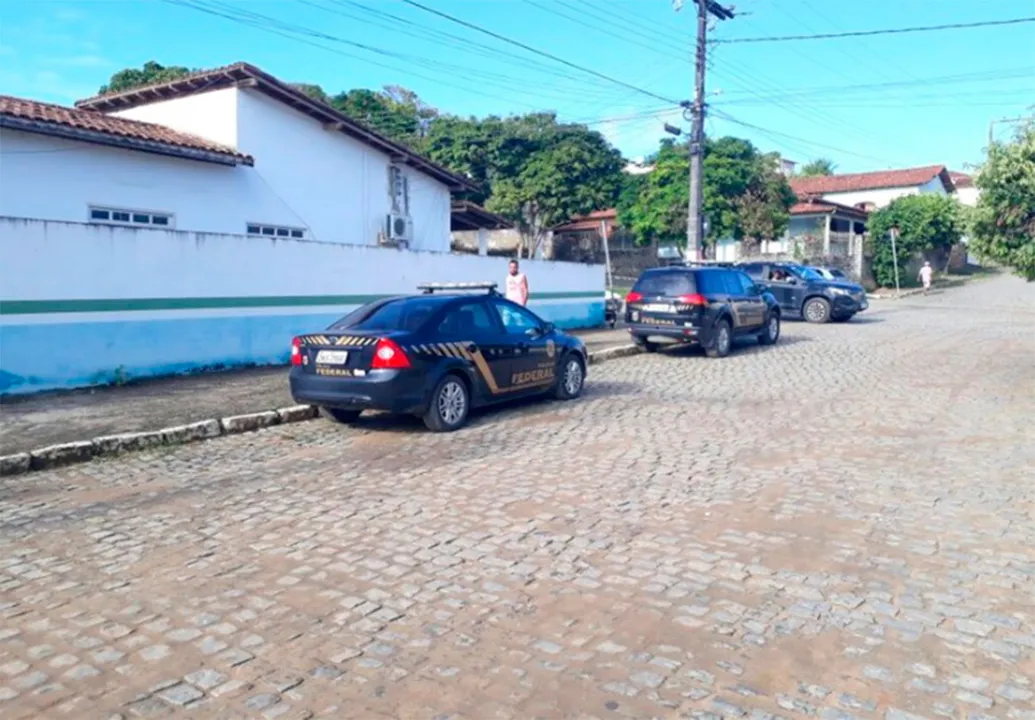 Policiais cumprem dois mandados de busca e apreensão