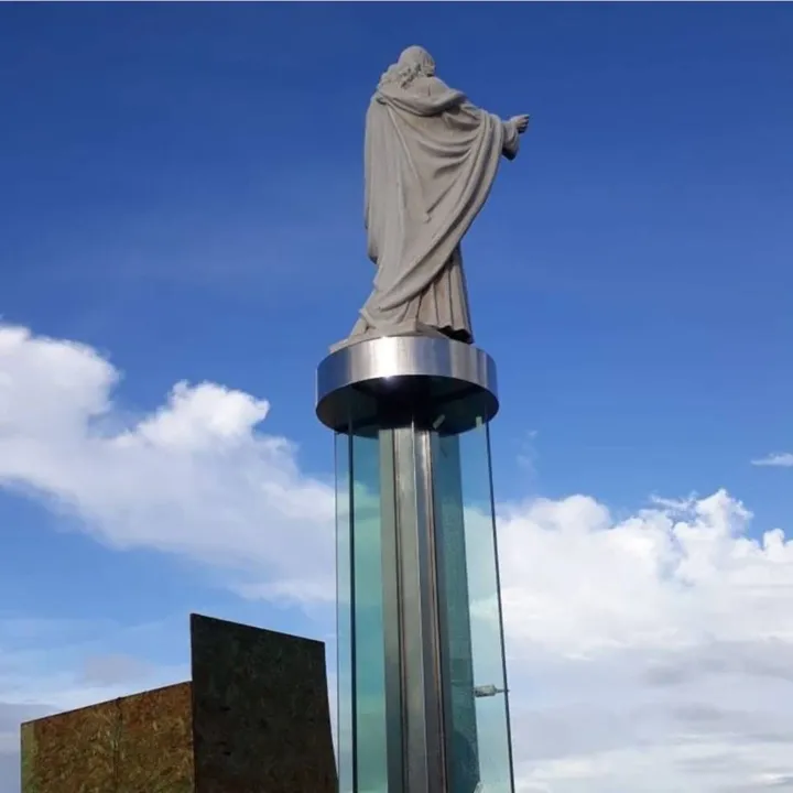 Base de mármore foi substituída por material de vidro