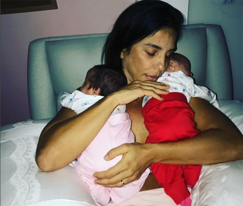 Cantora diz que finalmente conseguiu organizar a vida após nascimento das gêmeas
