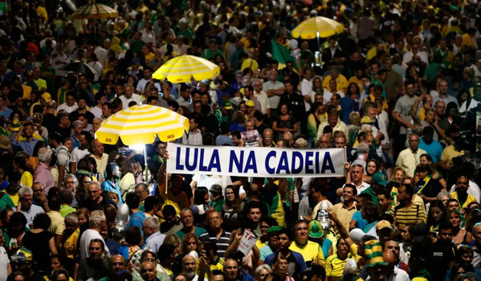 Manifestantes protestam contra habeas corpus preventivo ao ex-presidente