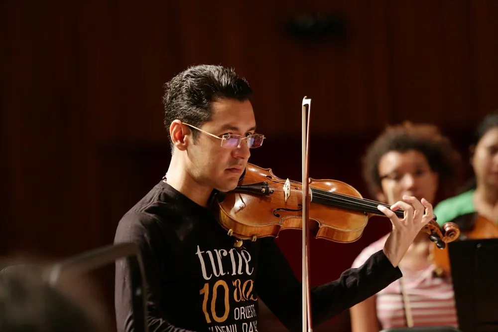 O maestro venezuelano Eduardo Salazar está integrando a equipe do Neojiba