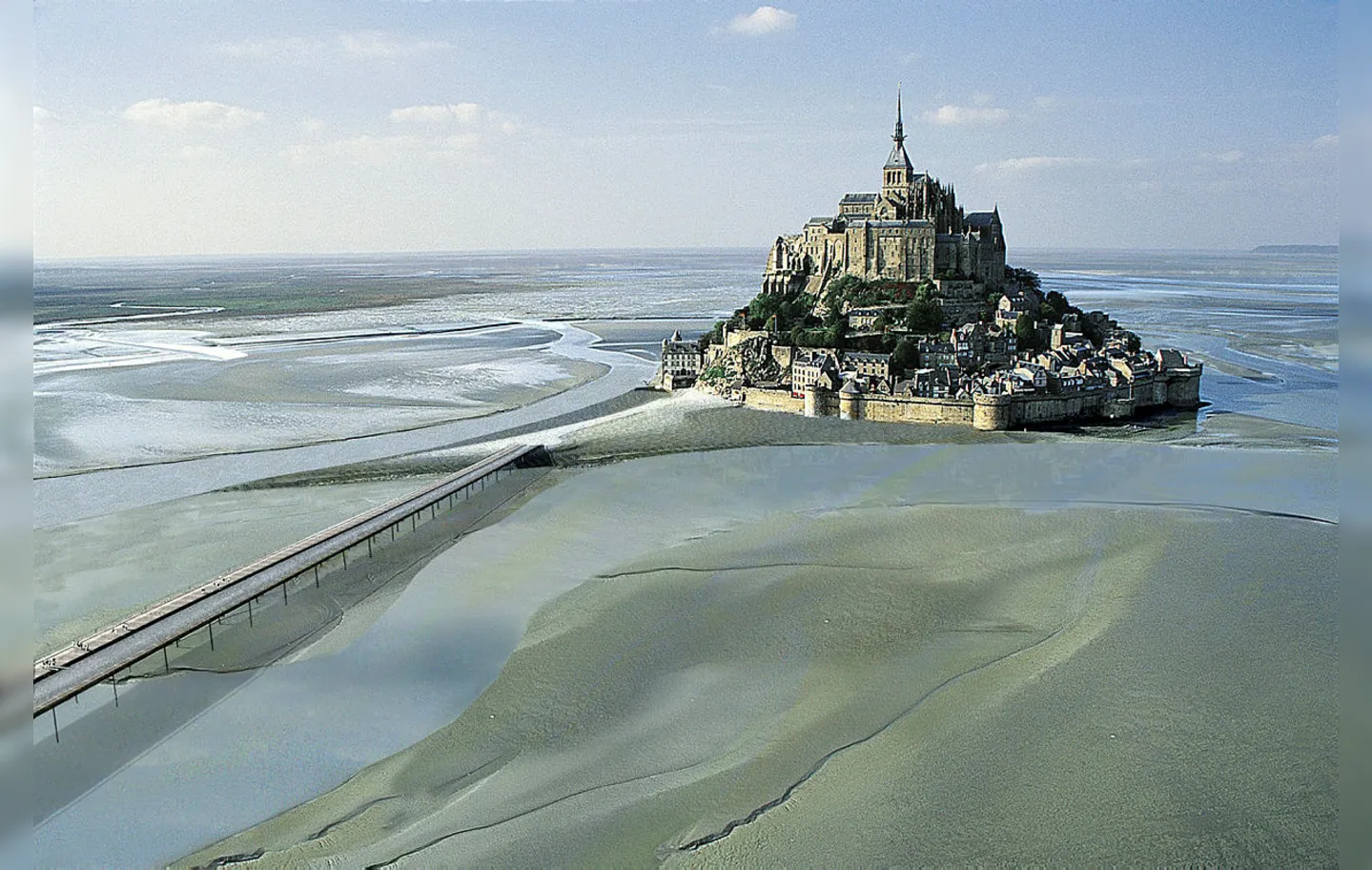 Saint Michel é formado por um castelo, um mosteiro e um vilarejo medieval