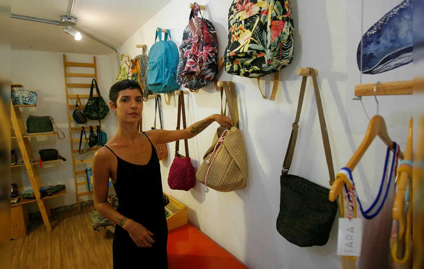 Cândida Specht criou marca de bolsas e acessórios e acompanha toda a produção