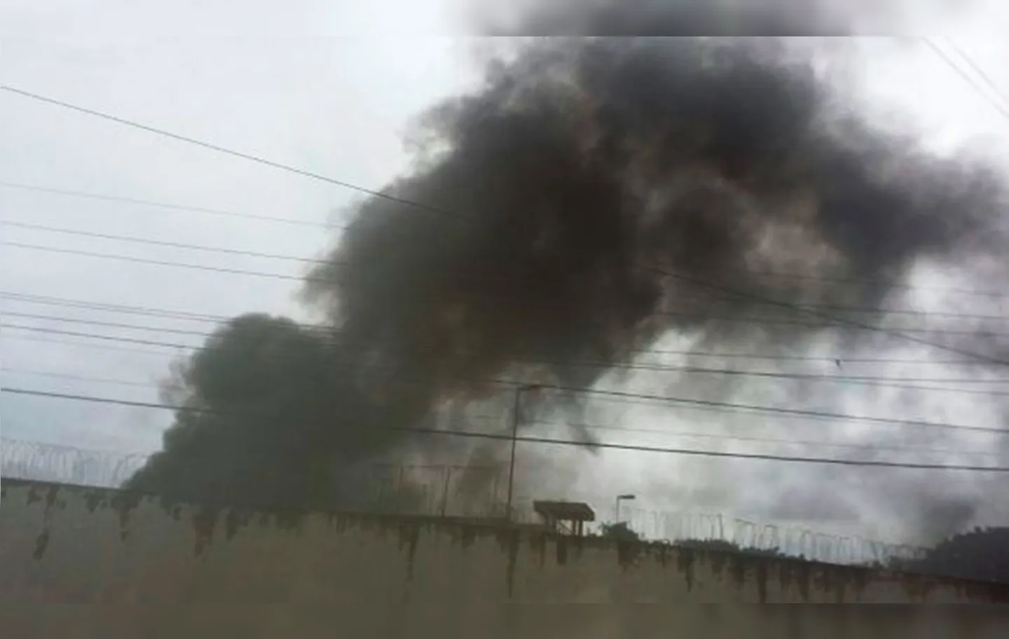 Presos atearam fogo em colchões, o que gerou extensa fumaça