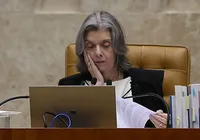 Cármen Lúcia chega ao Planalto para despachar