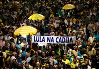 Manifestantes se reúnem contra habeas corpus de Lula