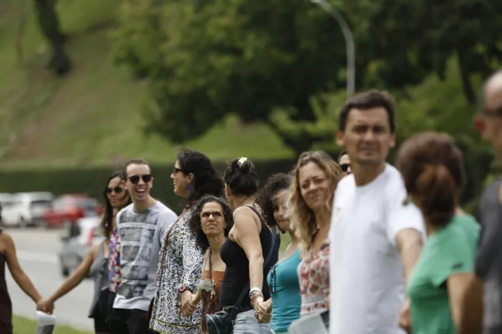 Imagem ilustrativa da imagem Grupo protesta contra a derrubada de árvores para instalação do BRT