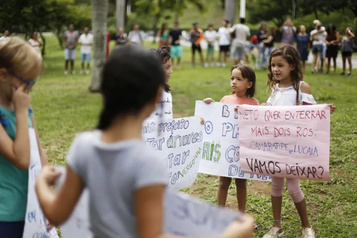 Imagem ilustrativa da imagem Grupo protesta contra a derrubada de árvores para instalação do BRT