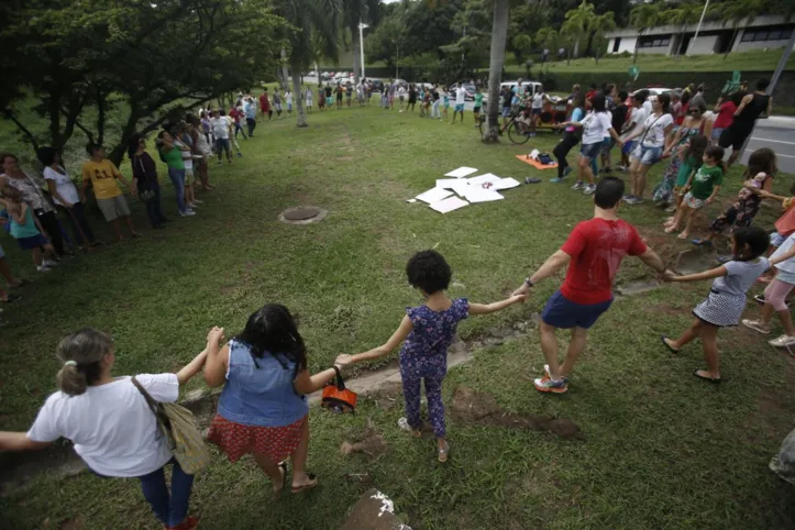 Imagem ilustrativa da imagem Grupo protesta contra a derrubada de árvores para instalação do BRT