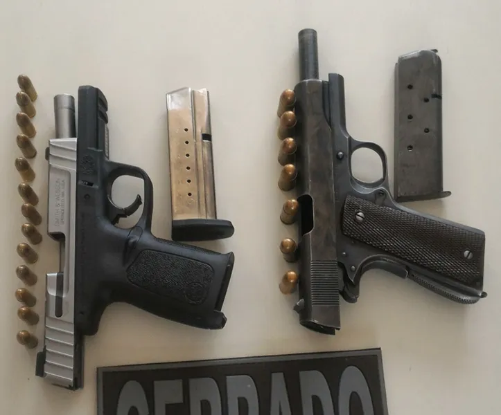Imagem ilustrativa da imagem Motorista é preso ao ser flagrado dirigindo com armas