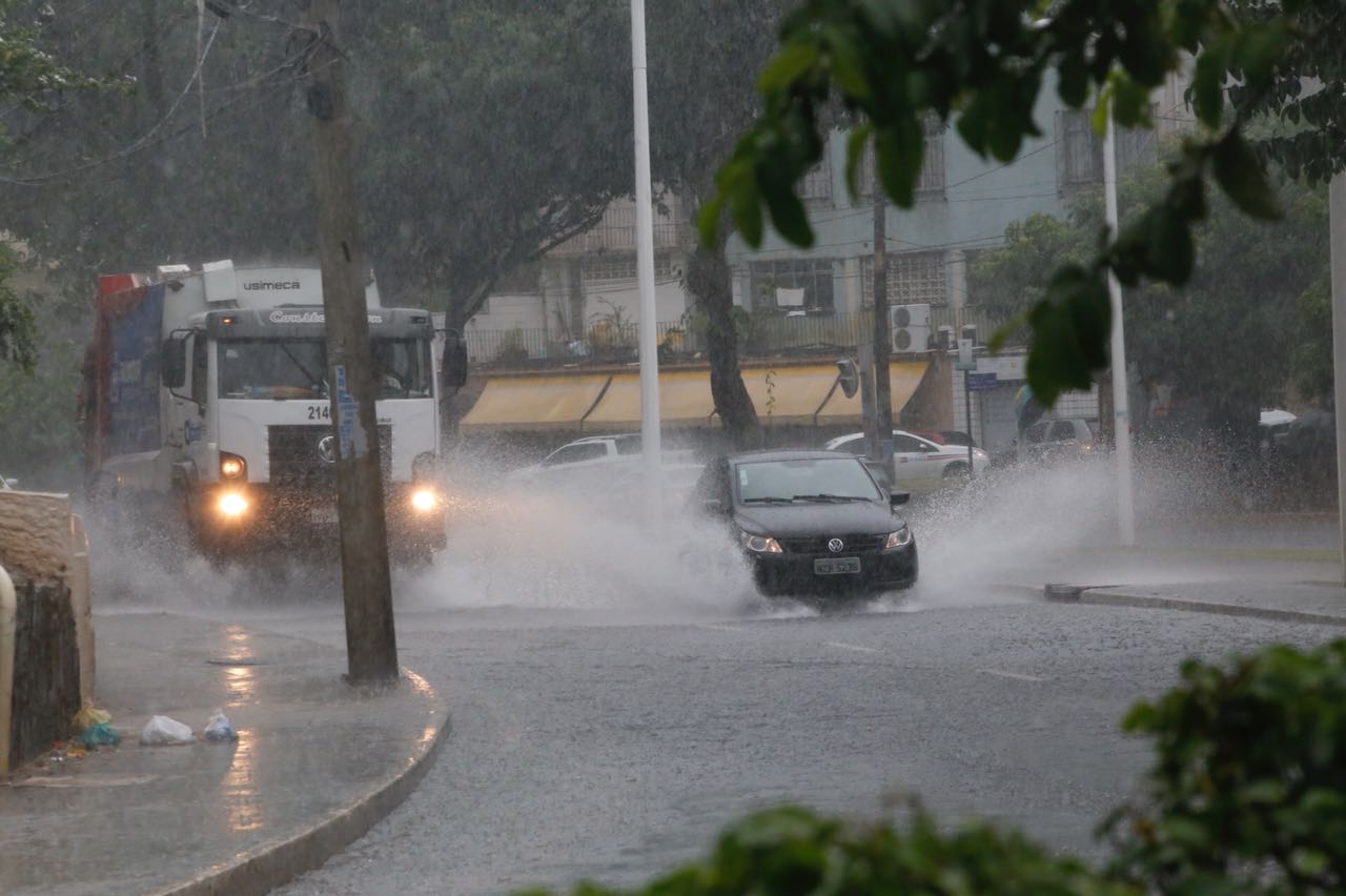 Carros são atingidos por barro após asfalto ceder próximo à Dorival Caymmi