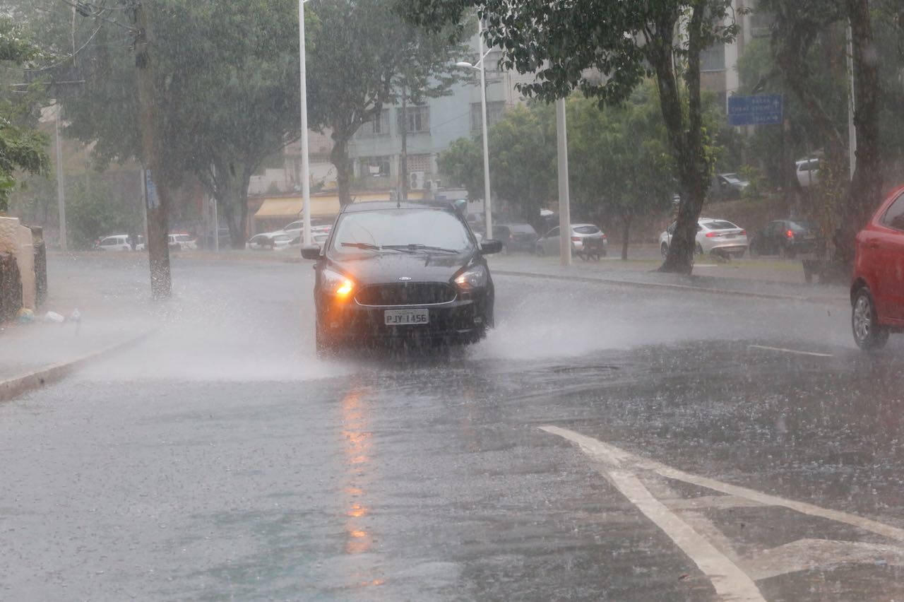 Carros são atingidos por barro após asfalto ceder próximo à Dorival Caymmi