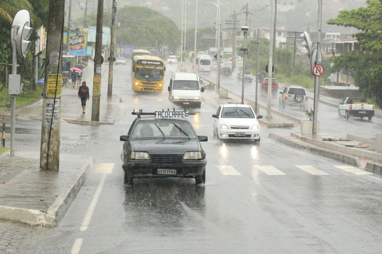 Carros são atingidos por barro após asfalto ceder próximo à Dorival Caymmi