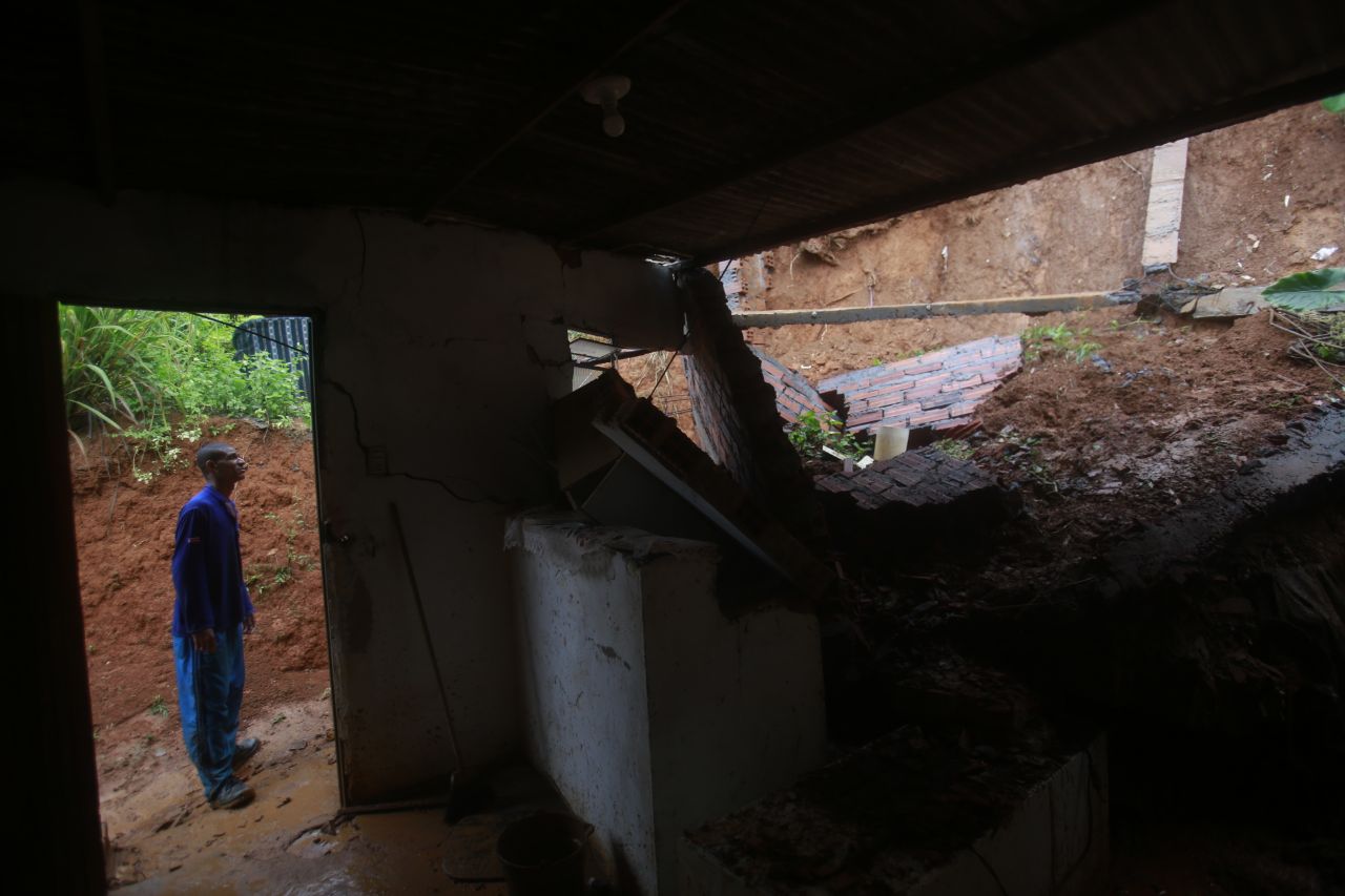Carros são atingidos por barro após asfalto ceder próximo à Dorival Caymmi