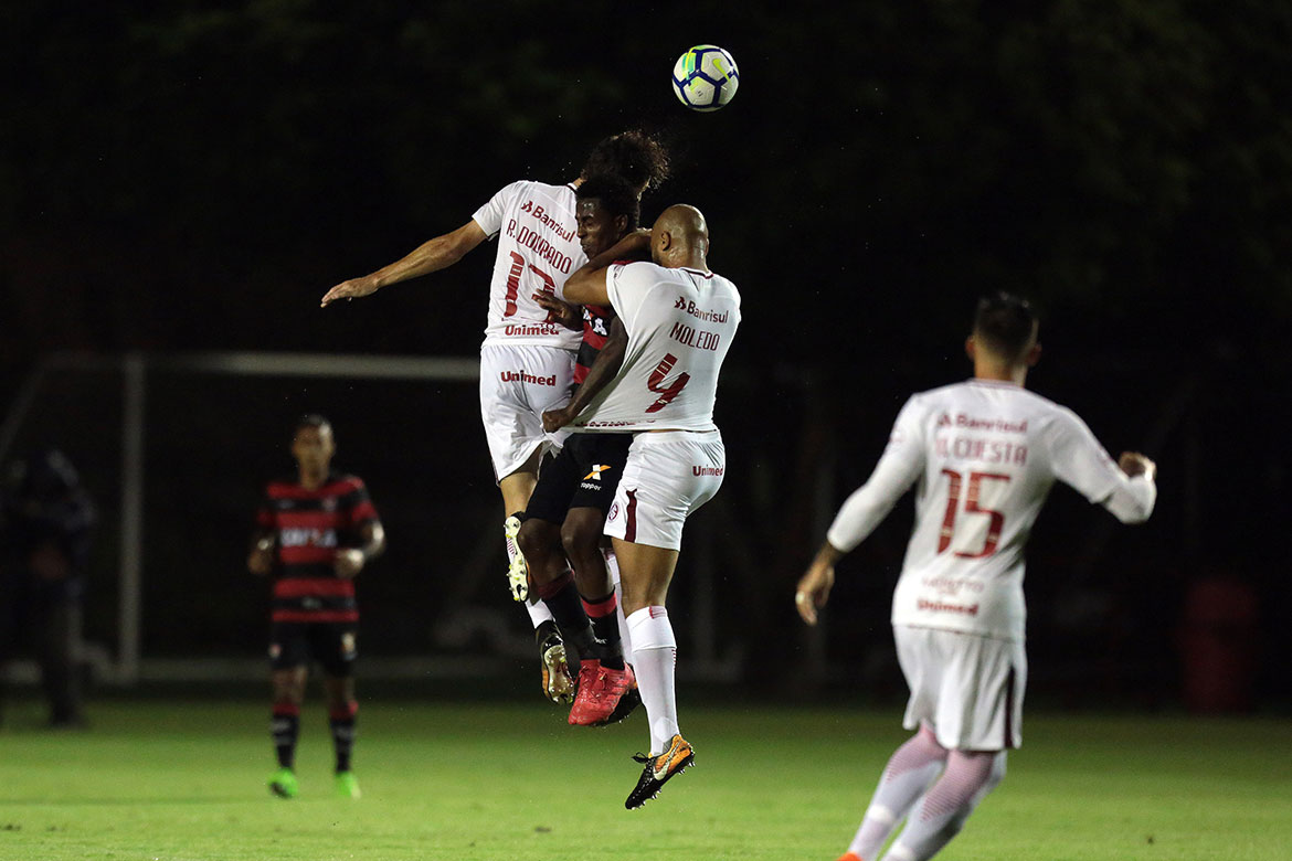 Vitória bate Inter nos pênaltis e segue para as oitavas da Copa do Brasil