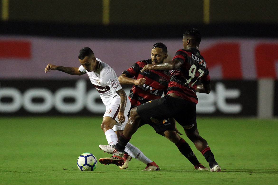 Vitória bate Inter nos pênaltis e segue para as oitavas da Copa do Brasil