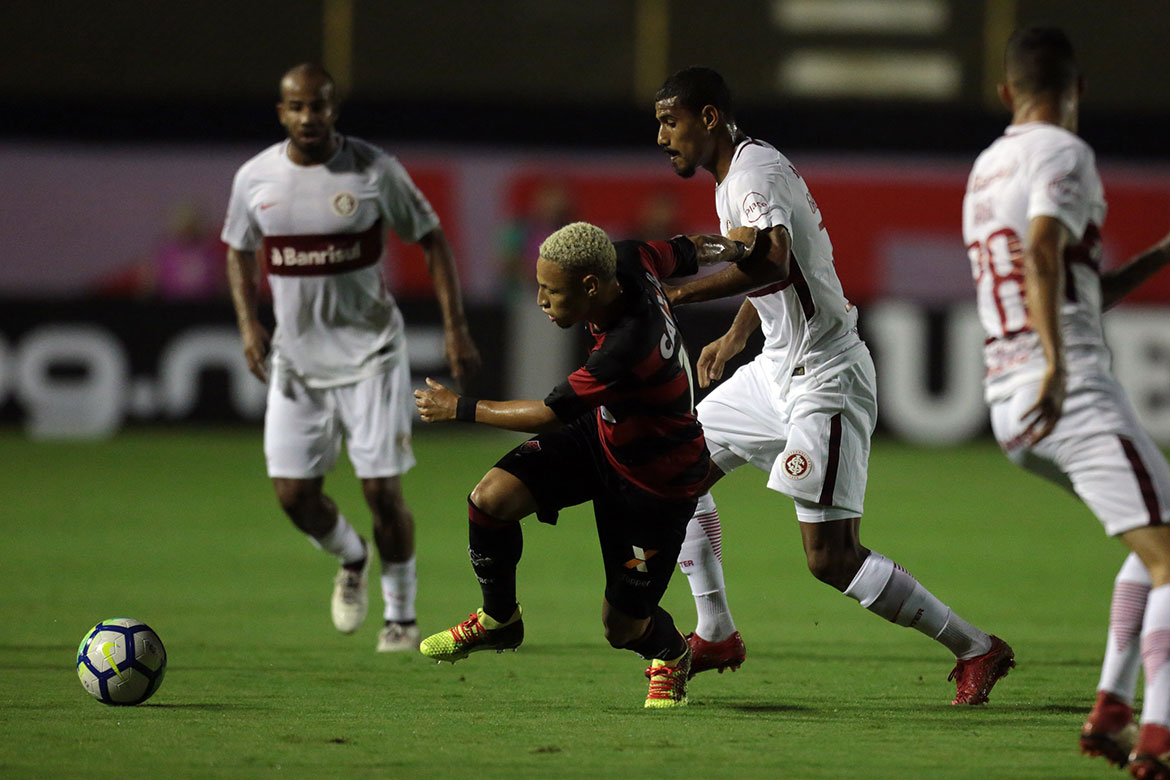 Vitória bate Inter nos pênaltis e segue para as oitavas da Copa do Brasil