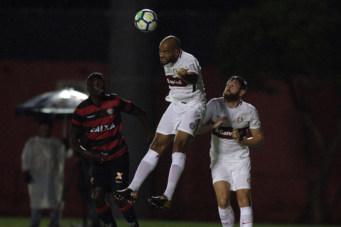 Vitória bate Inter nos pênaltis e segue para as oitavas da Copa do Brasil