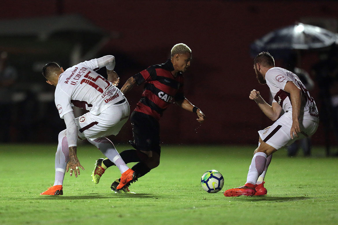 Vitória bate Inter nos pênaltis e segue para as oitavas da Copa do Brasil