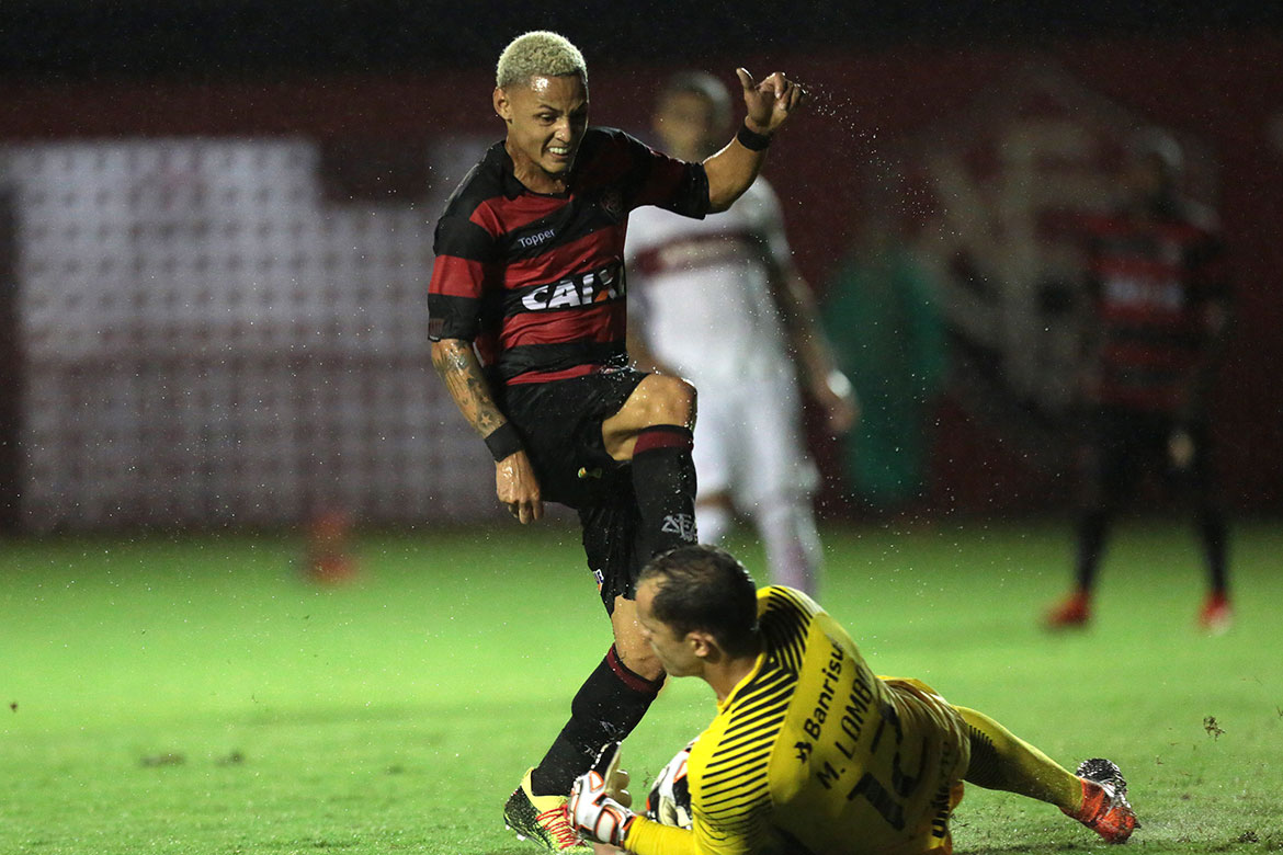 Vitória bate Inter nos pênaltis e segue para as oitavas da Copa do Brasil