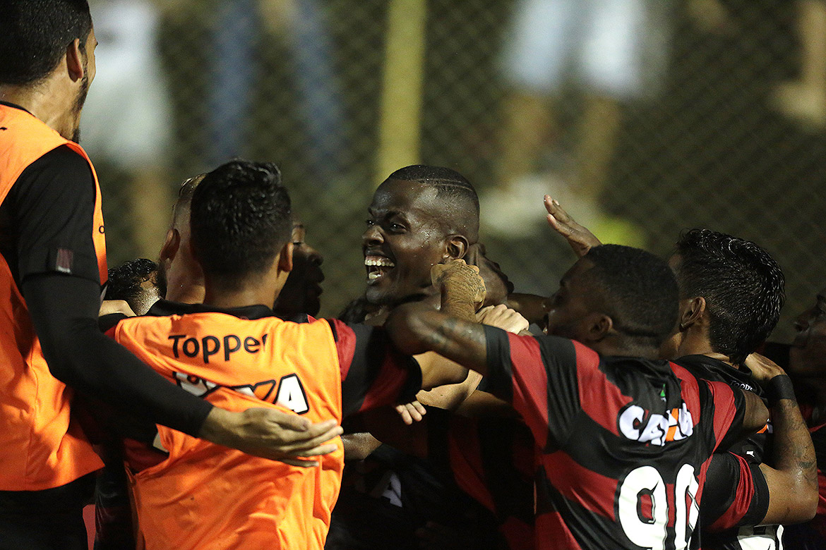 Vitória bate Inter nos pênaltis e segue para as oitavas da Copa do Brasil
