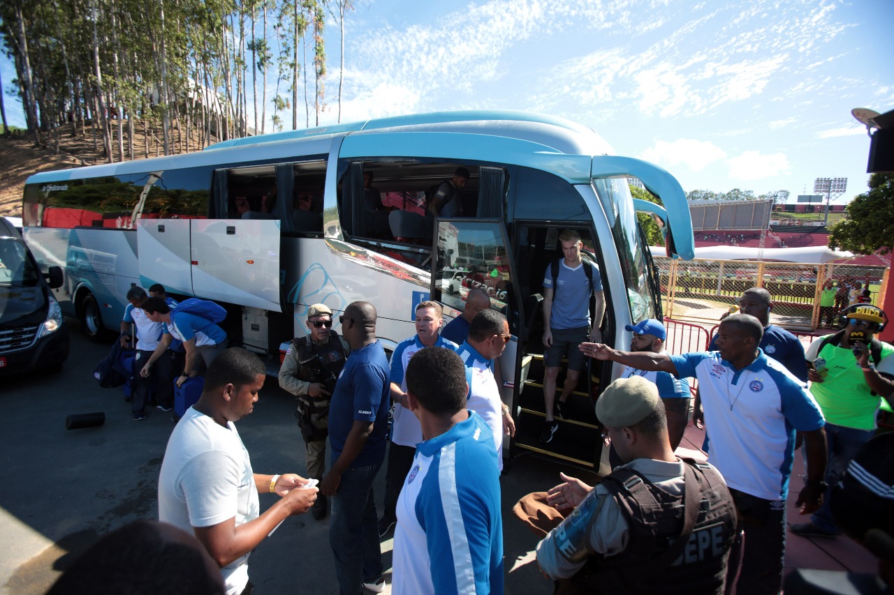 Ônibus do Bahia é apedrejado na chegada ao Barradão