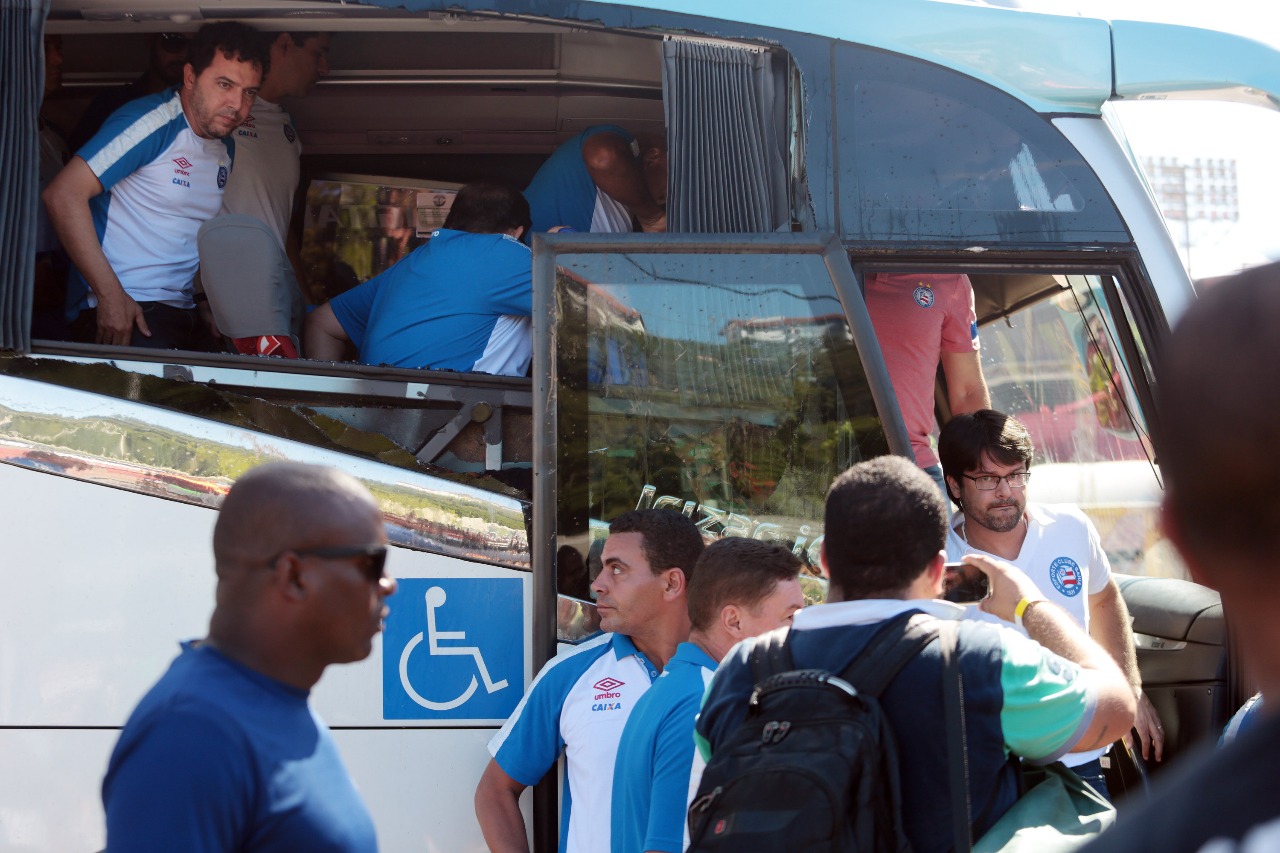 Ônibus do Bahia é apedrejado na chegada ao Barradão