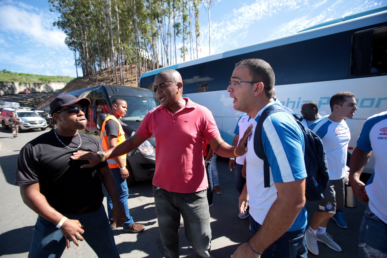 Ônibus do Bahia é apedrejado na chegada ao Barradão