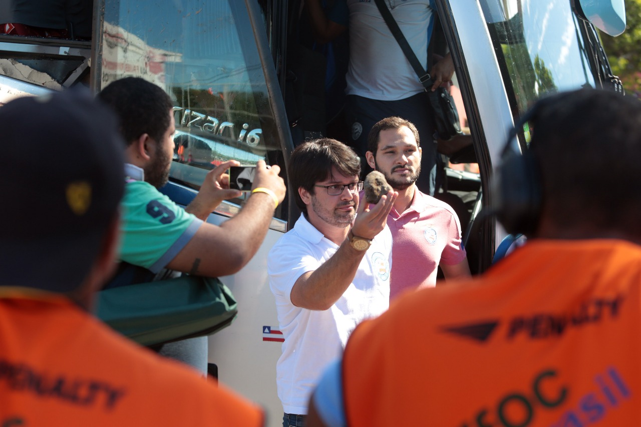 Ônibus do Bahia é apedrejado na chegada ao Barradão