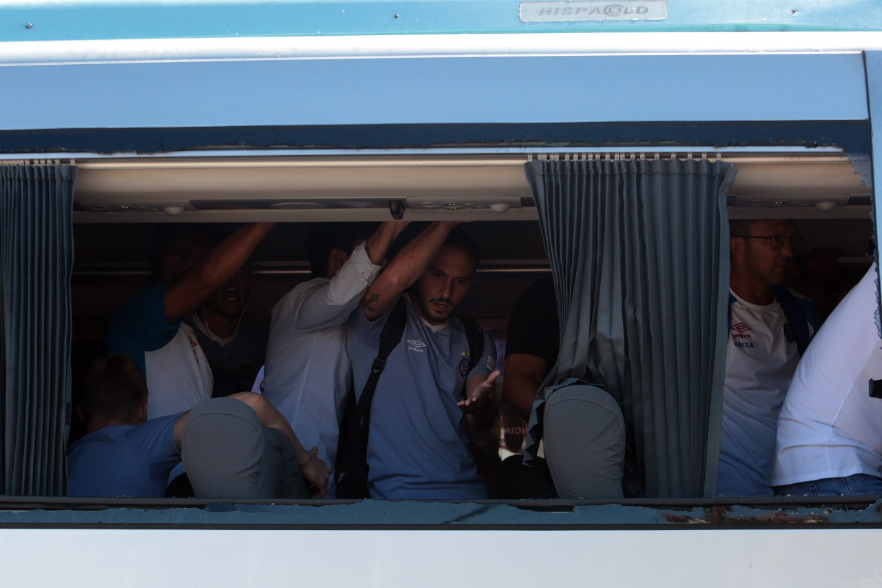 Ônibus do Bahia é apedrejado na chegada ao Barradão
