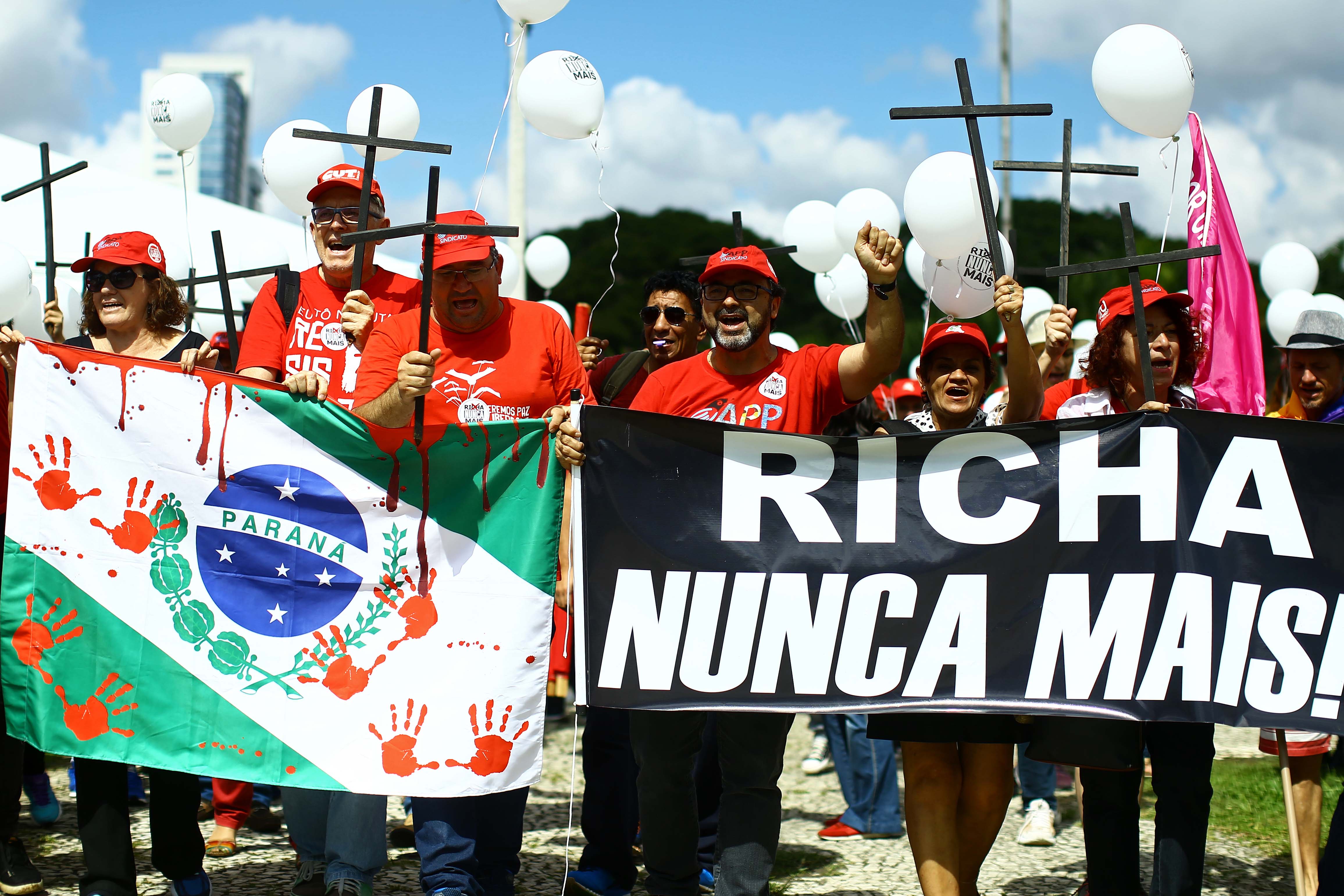 Ex-presidente Lula se entrega à Polícia Federal