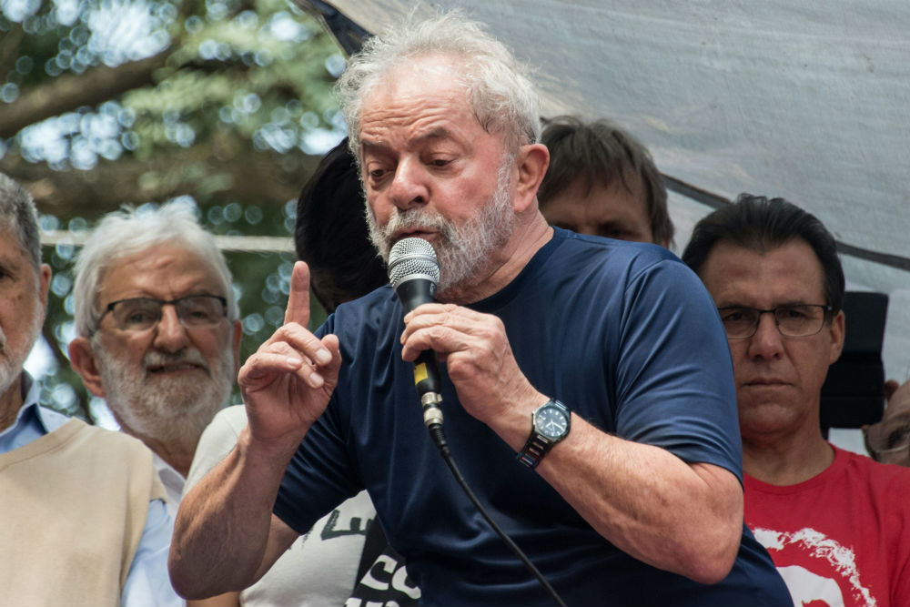 Ex-presidente Lula se entrega à Polícia Federal